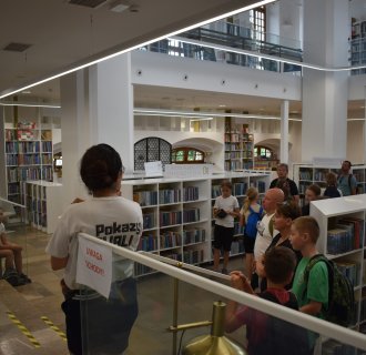 Uczestnicy rajdu rowerowego z Brzyskiej Woli z wizytą w bibliotece