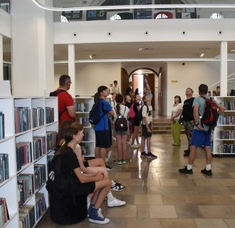 Uczestnicy rajdu rowerowego z Brzyskiej Woli z wizytą w bibliotece