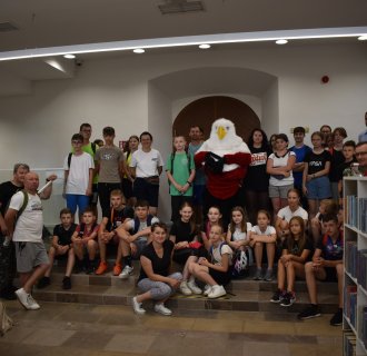 Uczestnicy rajdu rowerowego z Brzyskiej Woli z wizytą w bibliotece