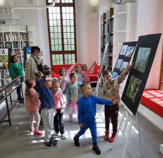 "Pszczółki" zwiedzają bibliotekę