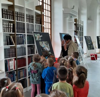 "Pszczółki" zwiedzają bibliotekę