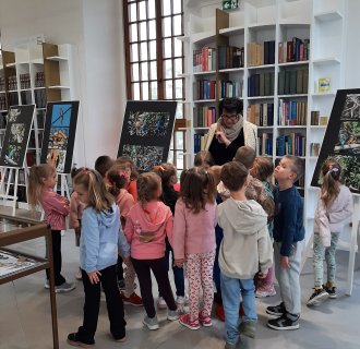 "Pszczółki" zwiedzają bibliotekę