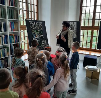 "Pszczółki" zwiedzają bibliotekę