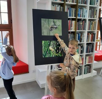 "Pszczółki" zwiedzają bibliotekę