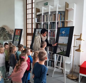 "Pszczółki" zwiedzają bibliotekę