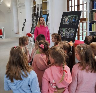 "Pszczółki" zwiedzają bibliotekę