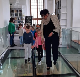 "Pszczółki" zwiedzają bibliotekę