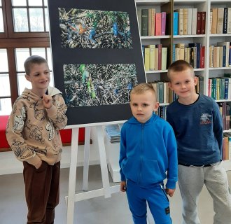 "Pszczółki" zwiedzają bibliotekę