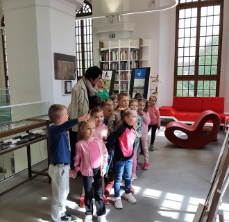 "Pszczółki" zwiedzają bibliotekę