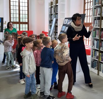 "Pszczółki" zwiedzają bibliotekę