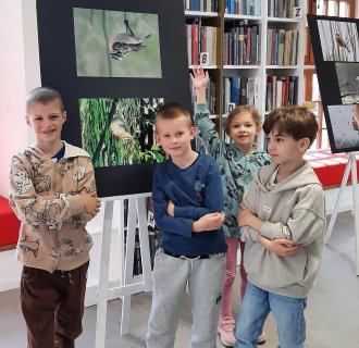 "Pszczółki" zwiedzają bibliotekę