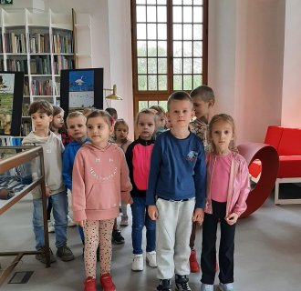 "Pszczółki" zwiedzają bibliotekę