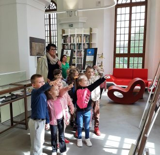 "Pszczółki" zwiedzają bibliotekę