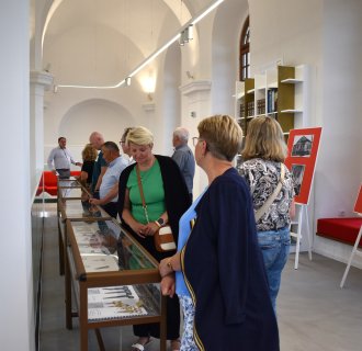 Samorządowcy z Garbowa z wizytą w bibliotece