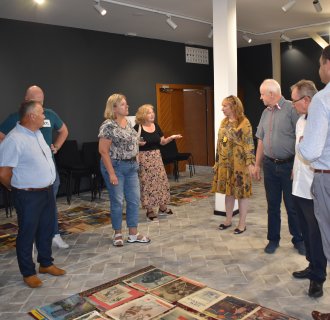 Samorządowcy z Garbowa z wizytą w bibliotece