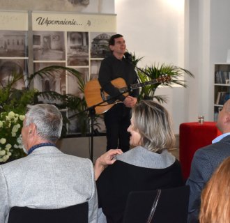KONCERT POEZJI ŚPIEWANEJ &#34;OD KOCHANOWSKIEGO DO SZYMBORSKIEJ&#34;