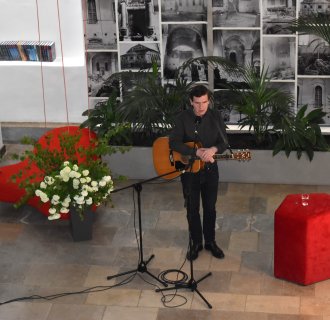 KONCERT POEZJI ŚPIEWANEJ &#34;OD KOCHANOWSKIEGO DO SZYMBORSKIEJ&#34;