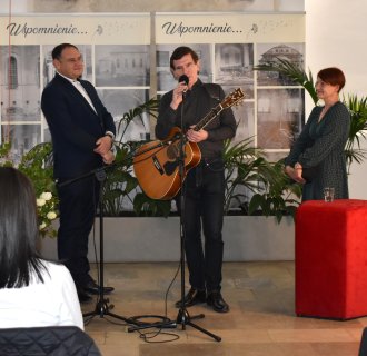 KONCERT POEZJI ŚPIEWANEJ &#34;OD KOCHANOWSKIEGO DO SZYMBORSKIEJ&#34;